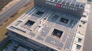 Schneller abwickeln! Nach der Inbetriebnahme der CI Factory in Schlüchtern integriert Körber nun auch den neuen Logistikstandort am Engelbert-Strauss-Stammsitz Biebergemünd (Bild) in das Logistiknetzwerk. Das geschieht mit „K.Motion DOM“, heißt es. Hier nähere Infos... (Bild: Engelbert Strauss)