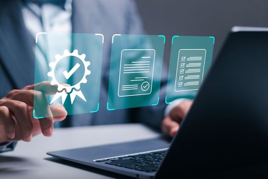 Zertifizierungen nach ISO 27001, EN 50600 und BSI C5 Typ 2 schaffen die Vertrauensbasis für den Betrieb sensibler Workloads in deutschen Rechenzentren.(Bild:  istock.com, Pakin Jarerndee)