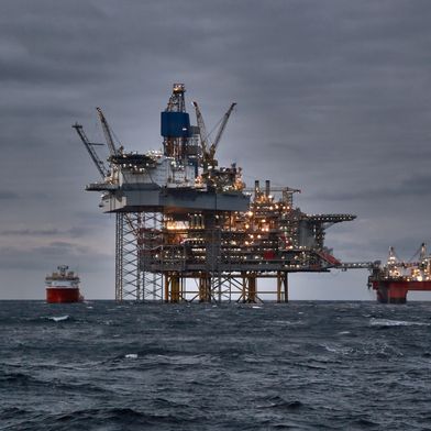 Offshore-Öl/Gas-Produktion auf hoher See: Bei Anwendungen mit extremen Drehmomenten sind zuverlässige und leistungsstarke Sicherheitsbremsen gefragt. Vor allem dann, wenn die Umgebung zusätzliche Herausforderungen mit sich bringt, wie beispielsweise in Häfen oder auf hoher See.  (Bild: Igor Hotinsky – stock.adobe.com)