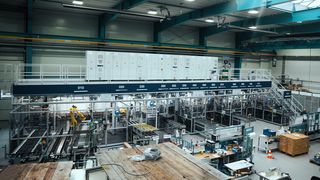 Jede der Arbeitsstationen in der Fertigungslinie verfügt über ein Signal, das in vier Farben leuchten kann.  (Bild: Holz Automation)