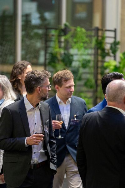 Zur Begrüßung ein Gläschen im Stehen... (Bild: Vogel Communications Group / Human)