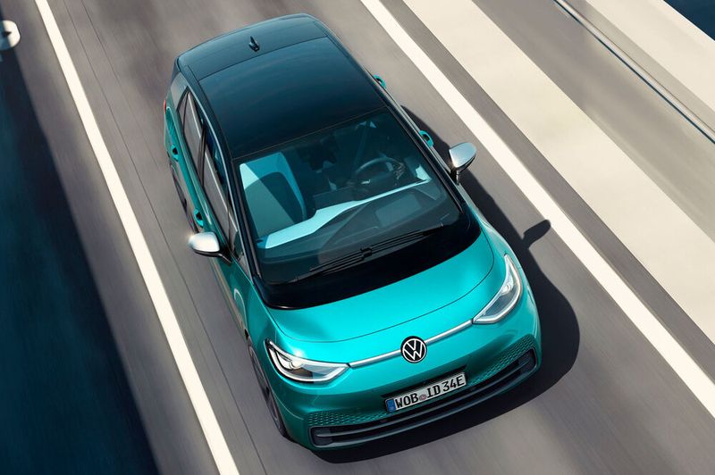 Die Höchstgeschwindigkeit des ID 3 hat VW auf 160 Stundenkilometer begrenzt. Es gibt drei Akkugrößen. Je nach Größe kostet der Stromer zwischen 30.000 und rund 45.000 Euro. (VW)