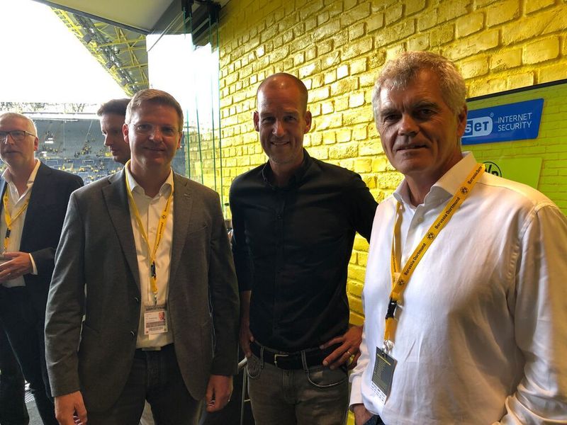 BVB-Geschäftsführer Carsten Cramer eingerahmt von Holger Suhl, Country Manager DACH Eset (l.), und Eset-Gründer Anton Zajac (Vogel IT-Medien)