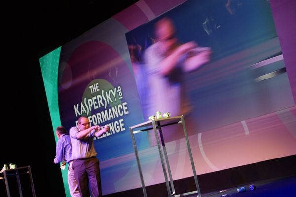 Partnerwettbewerb: Sean Elliot von Network ROI und Andrew Foulkes von Exclusive Networks beweisen ihr Können auf der Bühne. (Archiv: Vogel Business Media)