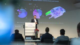 Die Stahlkarosserie der A-Klasse konnte beim jüngsten Modellwechsel um vier Kilogramm erleichtert werden – trotz höherer Crash- und Komfortanforderungen, erklärte Mercedes-Benz-Manager Thomas Behr auf dem Leichtbau-Gipfel 2021. (Bild: Stefan Bausewein)