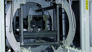 Bild 1: Rhönradanlage zur Reinigung von Rahmenteilen. Um ein optimales Ergebnis zu erzielen, ist das Bauteil hydraulisch in einem drehbaren Gestell gespannt. Bild: BVL Oberflächentechnik (Archiv: Vogel Business Media)