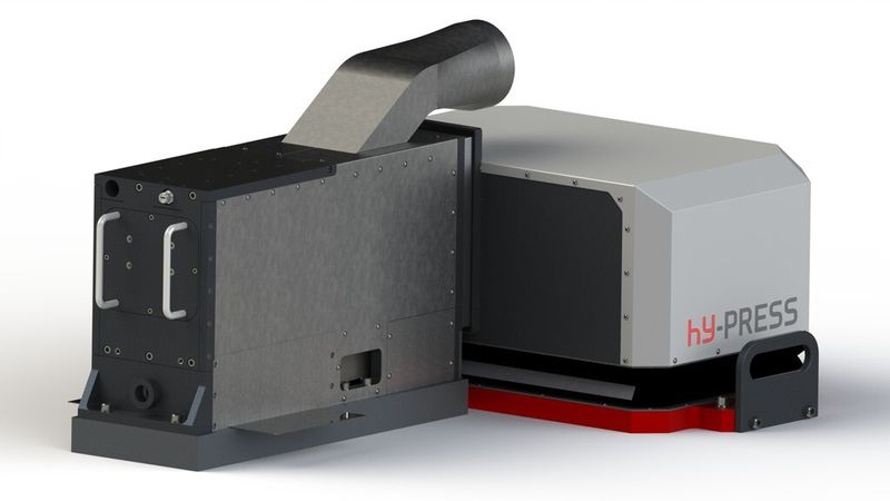 Mithilfe des Hy-Press-Moduls wird der Laserstrahl direkt in das Folgeverbundwerkzeug geleitet, um das Blech innerhalb weniger Zehntelsekunde gezielt zu erwärmen (Bild: Fraunhofer-IPT)