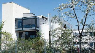 Mit Wirkung zum 1. Januar 2017 hat Webasto Schaidt Innovations mit Sitz in Wörth-Schaidt übernommen. Der Geschäftsbetrieb in Wörth-Schaidt (Bild) soll mit rund 170 Mitarbeitern fortgeführt werden. (Schaidt Innovations)