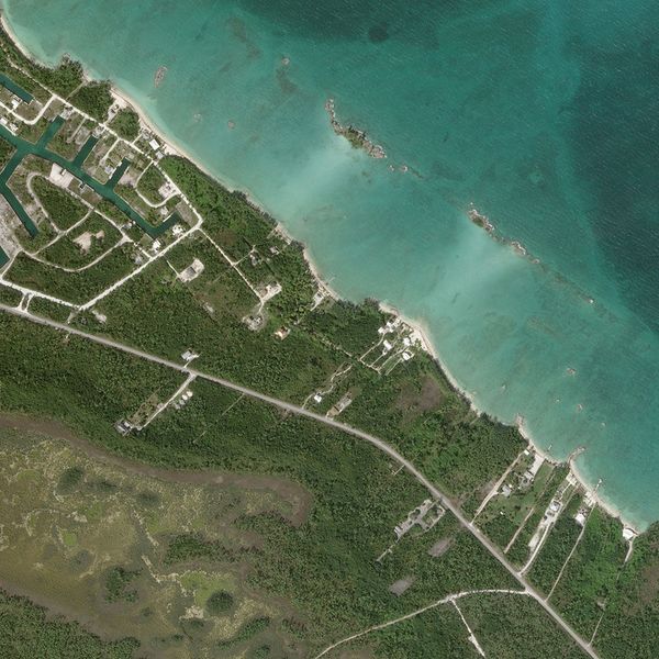 Im September 2019 traf Hurrikan Dorian auf die Bahamas und verursachte große Schäden. Die Aufnahmen zeigen den Bootle Highway vor ... (Bild: Planet Labs Inc.)