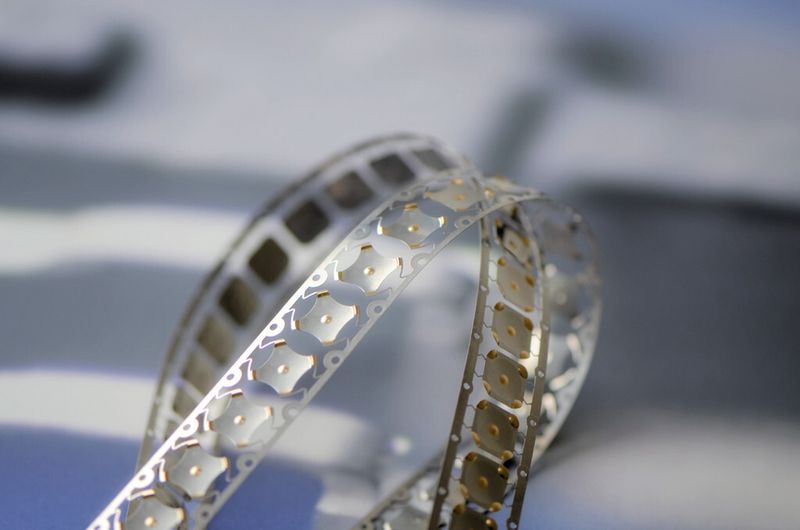 Know-how auf dem Gebiet komplexer Präzisionsstanzteile: mit Spotgold versehenen Schnappscheiben, die beispielsweise in Tastern oder Schaltern verwendet werden. (Bild: Mecadat)