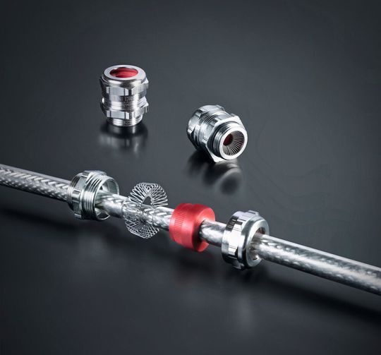 Der Anwender muss lediglich den Kabelmantel an der Kontaktstelle entfernen, wo das Schirmgeflecht kontaktiert werden soll. Bereits beim Einschieben des Kabels in die Kabelverschraubung ergibt sich über das TRI-Federelement eine zuverlässige Schirm-Kontaktierung.(Bild:  Pflitsch)