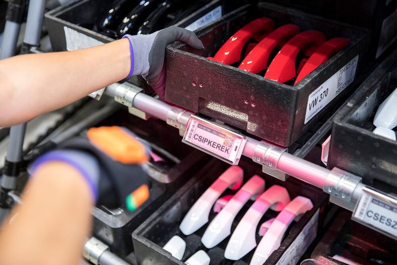 Die digitale Regalbeschriftung soll Logistikfachkräften die Arbeit erleichtern und zur papierlosen Kommissionierung beitragen. (Audi)