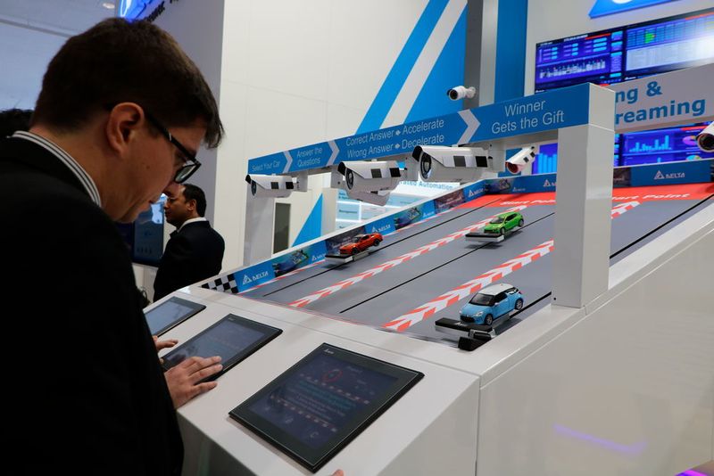 … sowie ein Minispiel, bei dem man Spielzeugautos steuert, indem man Fragen richtig beantwortet. (K.Juschkat/konstruktionspraxis/elektrotechnik)