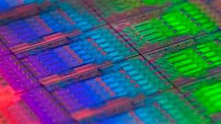Bunt angeleuchteter Wafer zur Fertigung von DRAM-Chips. (Intel)