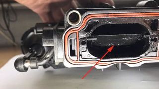 Ein (Alb-) Traum aus Plastik. Und: Zwei dieser Ansaugkrümmer für diverse VW-/Audi-Motoren aus der Zubehör waren, obwohl neu, bereits ab Werk defekt.  (Bild: Wild-Motoren)