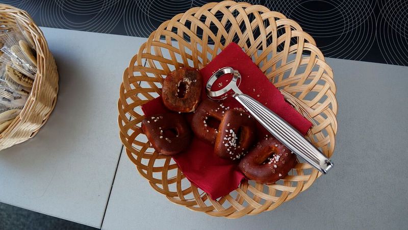 Zur Stärkung stehen für die Kunden jeden Tag „Drezeln“ bereit – Laugenbrezeln in D-Form. (Bild: Rosenow/»kfz-betrieb«)