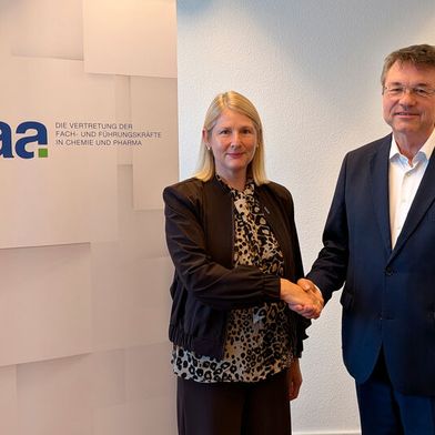 Verhandlungsführerin für den VAA war die 1. VAA-Vorsitzende Dr. Birgit Schwab, für den BAVC war Matthias Bürk Verhandlungsführer.  (Bild: VAA)