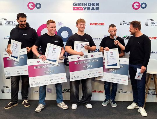 Die Preisverleihung: Fabio Schoppet ist der «Grinder Of The Year» 2026. Hier im Interview mit Tobias Witton (Moderator) und seinen Mit-Finalisten (v. l. n. r.) Arman Hamidi, Laurin Mink und Max Bergner.(Bild:  KSKOMM GmbH & Co. KG)