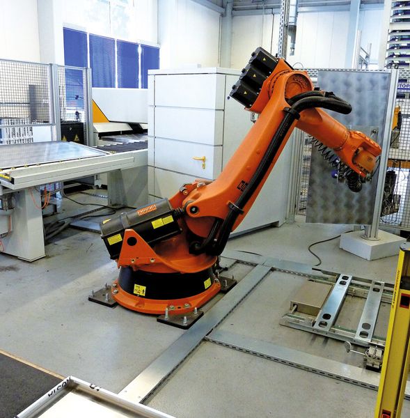 ... Dazu muss der Roboter jedes zweite Teil entsprechend wenden. Dafür gibt es eine Wendestation, die ebenfalls mit Vakummsauggreifern bestückt ist und die für den Moment des Umgreifens des Roboters die Platine festhält. (Bild: Kuhn)