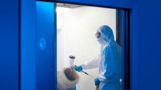 Im BMWi-Verbundprojekt Synergie untersuchten Forscher des IIBS, wie metallische Verunreinigungen bei der Herstellung von Siliziumkristallen ins Material kommen...  (K. Fuchs / Fraunhofer-IIBS)