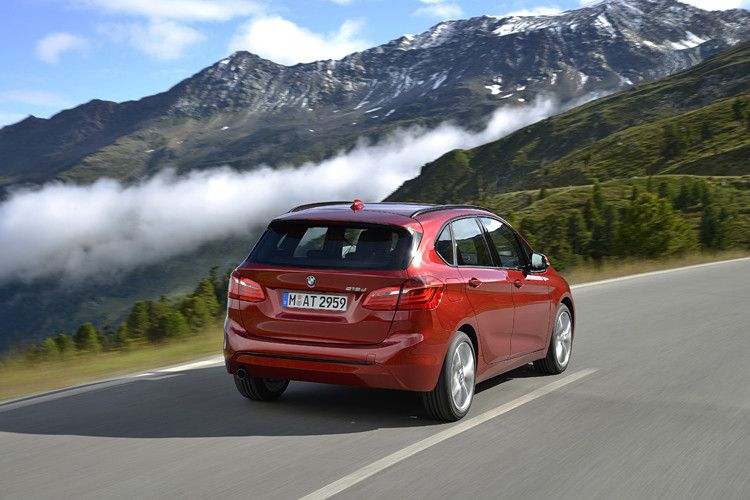Neben Familien peilt BMW mit dem 2er auch aktive Menschen an, die gehobene Ansprüche an Raumangebot und Flexibilität stellen – beispielsweise für den Transport von Sport- und Freizeitgeräten. (Foto: BMW)