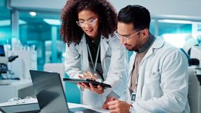 Neue Ideen aus dem Klinikalltag sollen über den Innovationshub schneller in praktische Anwendungen überführt werden.  (Bild: © Coetzee/peopleimages.com - stock.adobe.com)