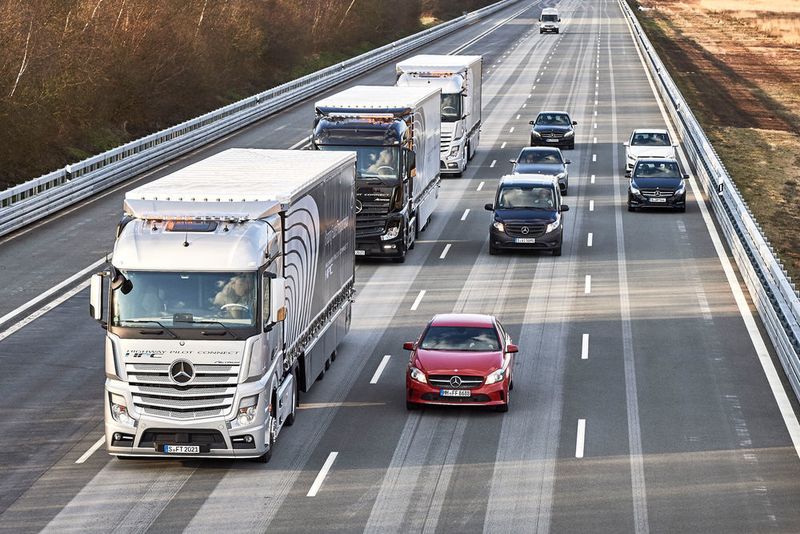 Weltpremiere auf der Autobahn A52 bei Düsseldorf: Dort fuhren drei über WLan vernetzte Lkw teilautonom in Kolonnenfahrt. Sie waren als sogenannter Platoon erstmals mit Straßenzulassung im öffentlichen Verkehr unterwegs. (Foto: Daimler)
