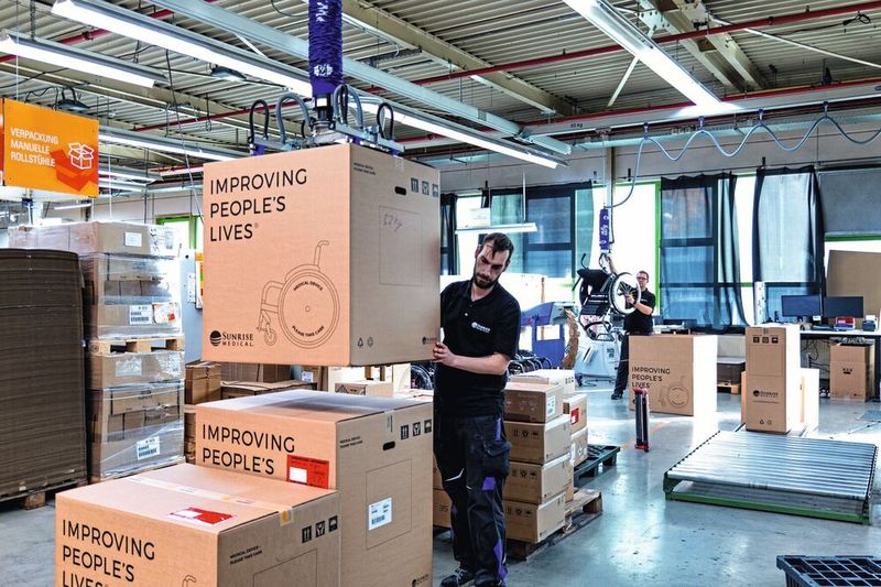 Using a surface gripper on the JumboFlex High-Stack, shipping cartons can be precisely positioned on pallets. (Image:Lard)