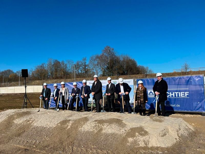 Spatenstich für das Yexio-Rechenzentrum in Dorfen (v. l.): Thomas Kirchberger (Niederlassungsleiter NL Building München, HOCHTIEF Infrastructure GmbH), Christoph Dümpelmann (Niederlassungsleiter NL High-Tech Projects, HOCHTIEF Infrastructure GmbH sowie Geschäftsführer der Hochtief Data Center Construction GmbH), Eva Lupprian (Senior Manager Project Development, Hochtief Data Center Partner GmbH), Heinz Grundner (1. Bürgermeister Stadt Dorfen), Hubert Aiwanger (Bayerischer Staatsminister für Wirtschaft, Landesentwicklung und Energie), Bernd Holtwick (CFO/COO, Hochtief PPP Solutions), Stephan Küßner (Managing Director, Palladio Partners), Klaus Steiner (Geschäftsführer, Stadtwerke Dorfen GmbH), Sulin Khalid (Projektkoordinatorin, Hochtief Engineering), Martin Bayerstorfer (Landrat Landkreis Erding).(Bild:  Paula Breukel)