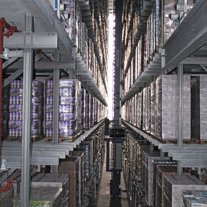 Die Außenfassade aus Polycarbonat lässt Licht ins Lager. 