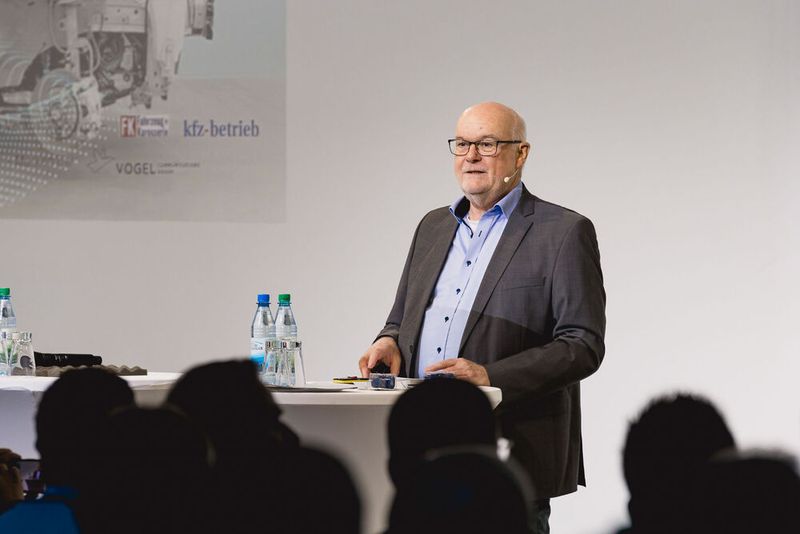 Der ehemalige Chefredakteur von »Fahrzeug+Karosserie«, Konrad Wenz, moderiert die Runde.(Bild:  Stefan Bausewein)