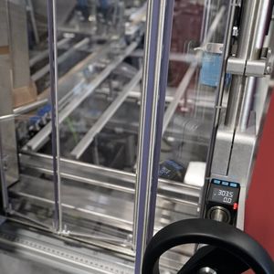 Die elektronische Positionsanzeige AP05 von Siko garantiert am Deckel-Tray-Packer Somic 424 DT korrekte Maschineneinstellungen und schnelle Umrüstzeiten.(Bild:  SOMIC)