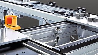 Der Anwender kann mit dem modularen PosyArt-­System einfache und verzweigte Transferstrecken mit eigenem Antrieb für seine individuelle Prozesskette wirtschaftlich
umsetzen. (IEF-Werner)