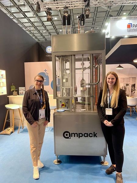 Ampack präsentierte auf der Interpack eine innovative Dosiertechnologie. Der Kolben des neuen Doseurs taucht komplett in die Flasche ein und führt das Produkt über seitliche Öffnungen gezielt entlang der Innenwand. Dieser sanfte Produktfluss reduziert die Schaumbildung deutlich. So gewährleistet der Doseur eine schaumarme Abfüllung bei maximaler Produktschonung – und ermöglicht je nach Format eine Linienleistung von bis zu 36.000 Flaschen pro Stunde. (Bild: Wühr – VCG)
