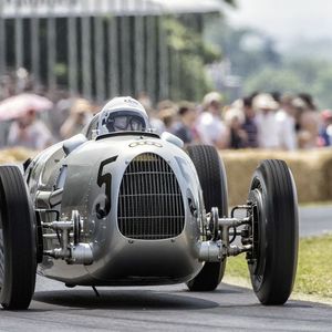 Der Auto Union Typ C leistete aus sechs Litern Hubraum 520 PS. 1936 war er der erfolgreichste deutsche Grand-Prix-Rennwagen. Er gewann drei von fünf Großen Preisen, die Hälfte der Rundstreckenrennen und alle Bergrennen mit Auto-Union-Beteiligung. Darüber hinaus wurden mit dem Typ C über 30 Weltrekorde aufgestellt.[(Foto:  Audi)