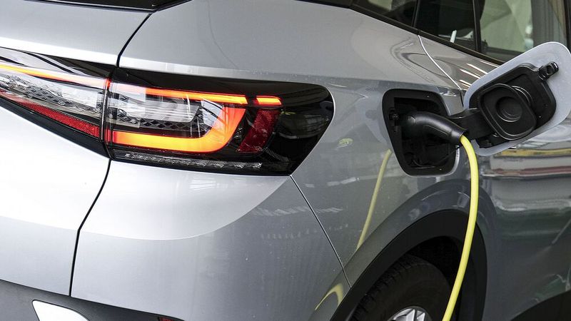 Die Besonderheit ist, dass das Fahrzeug während des Tests geladen wird. Das soll laut TÜV Rheinland präzisere Ergebnisse ermöglichen. (Bild: Schmidt – VCG)