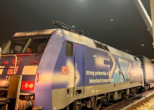 Happy Logistics! TFG Transfracht und der Terminalbetreiber Container Terminal Osnabrück (CTOS) bieten seit dem 10. Januar sechs wöchentliche Direktverbindungen zwischen Osnabrück und Hamburg an. Hier steht der Albatrosexpress im abendlichen CTOS.(Bild:  CTOS)