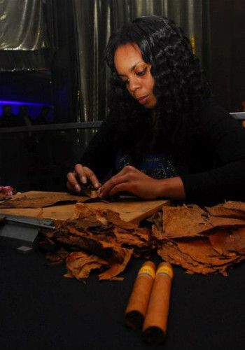 Der richtige Dreh: Kubanische Zigarren-Dreherin sorgte für Aufmerksamkeit und Genuss. (Foto: Zietz)