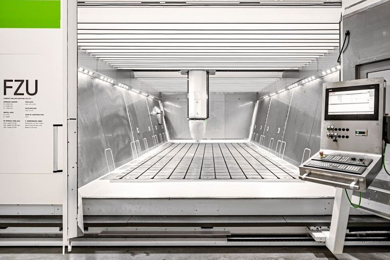 Die FZU erfordert kein festes Maschinenfundament und lässt sich deshalb flexibel auf dem Hallenboden aufstellen. (Bild: F. Zimmermann)