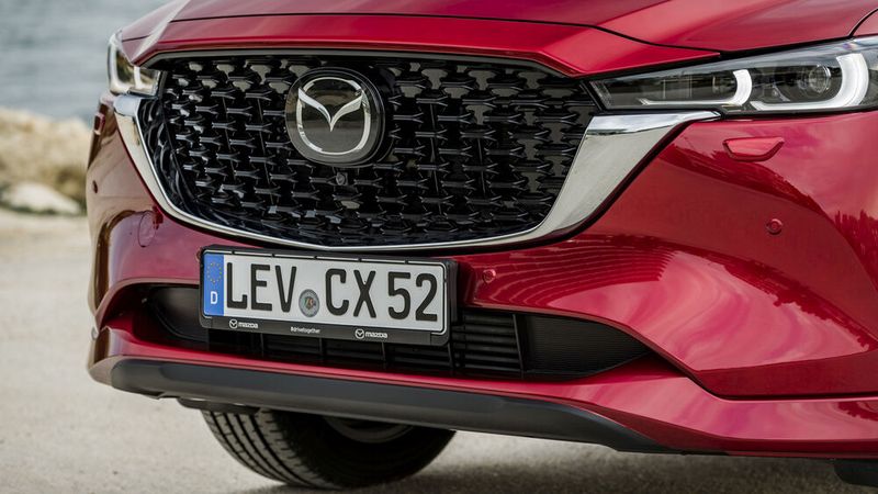 Das von Mazda erdachte Kodo-Design wurde für die neue Version des CX-5 dezent überarbeitet. Die Frontpartie wirkt nun dank des neuen Kühlergrills samt Lichtsignatur sowie den neugestalteten Stoßfängern markanter als beim Vorgänger. (Autoren-Union Mobilität/Mazda)