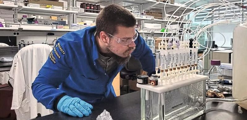 Tilman Schramm, Doktorand in der Gruppe von Daniel Petras und ehemaliger Masterand an der Universität Tübingen, extrahiert gelöste organische Moleküle aus Meerwasserproben für die Massenspektrometrieanalyse.(Bild:  Daniel Petras)