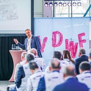 Stephan Berz, Präsident von ISTMA Europe und Markenbotschafter des VDWF, führte durch das Programm und beleuchtete in seinem Vortrag die wirtschaftlichen Perspektiven und Transformationsprozesse im Werkzeugbau.(Bild:  VDWF)