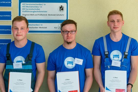 Gewinner des 27. Leistungswettbewerbs des Kfz-Gewerbes Thüringen: (v.li.) Paul Winkler (2. Platz), Max Schmidt (1. Platz) und Max Krech (3. Platz).(Bild:  Kfz-Gewerbe Thüringen/Hoffmann)