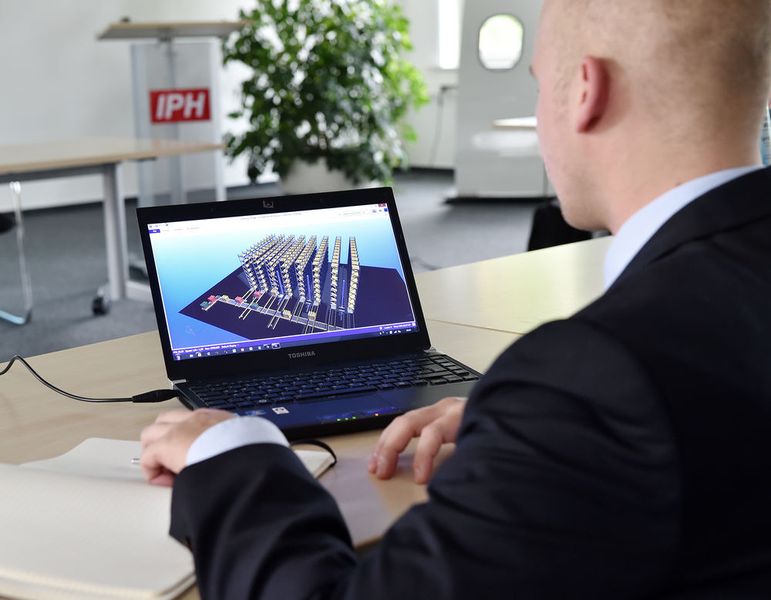 Die Schulungsteilnehmer erfahren unter anderem, wie sich Fabriken am Computer simulieren lassen. (Ralf Büchler, IPH)