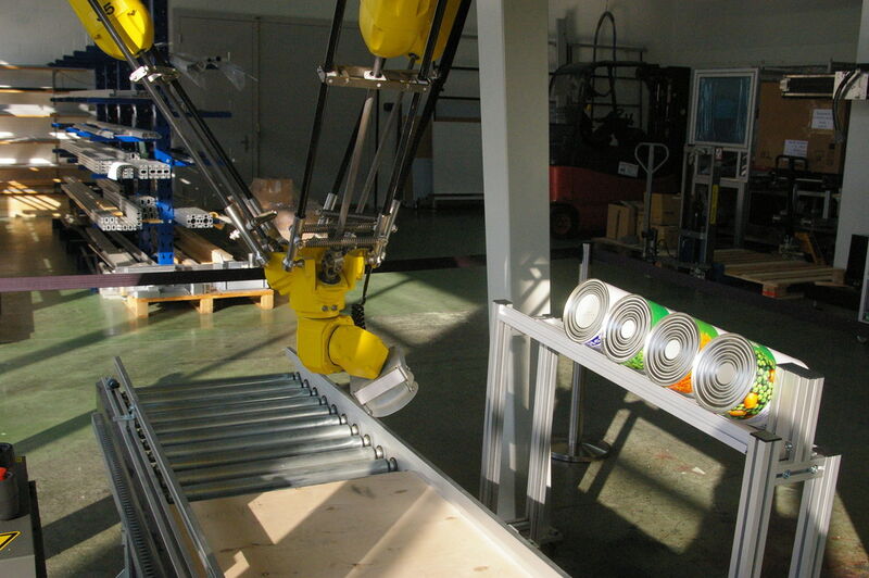 Automate de manipulation, le robot est dans ce cas pendu à une structure. (Image MSM / JR Gonthier) (Archiv: Vogel Business Media)