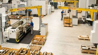 Bild 1: Durch den Einsatz von Säulenschwenkkranen mit Doppelausleger zur Bedienung einer Dreh-/Fräsmaschine spart Voith Turbo nicht nur Platz, sondern auch Zeit, da Maschinenwartezeiten minimiert werden. (Archiv: Vogel Business Media)