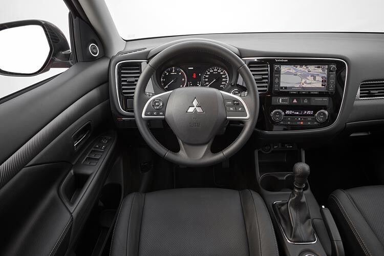 Der Innenraum verrät nichts mehr von der Herkunft des SUV. Sofft-Touch-Oberflächen, Klavierlack und 3D-Carbon-Optik in den Türverkleidungen erscheinen hochwertig. Die Bedienelemente sind leicht zum Fahrer geneigt. (Mitsubishi)