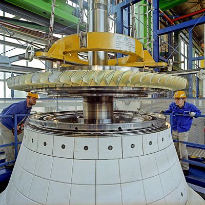 Während in der Endmontage schon mit dem Aufbau des unteren Gehäusestranges begonnen wird, stapelt das Personal in der Läuferfertigung zeitgleich den Rotor. (Archiv: Vogel Business Media)