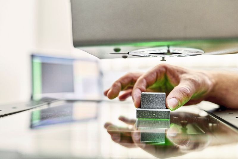Eine Kontrolle beispielsweise mit dem Messmikroskop gewährleistet bei 3Faktur die Bauteilqualität. (3 Faktur)