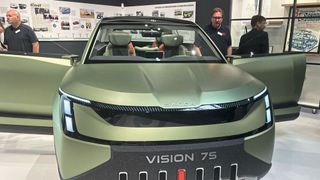 In etwa wie die Studie Vision 7S könnte der Skoda Peaq aussehen. Der künftige Siebensitzer hat im Sommer Weltpremiere. Skoda-Chefdesigner Oliver Stefani ist bekannt dafür, dass die Studien nicht allzuweit vom Serienprodukt entfernt sind. (Bild: Grimm – VCG)